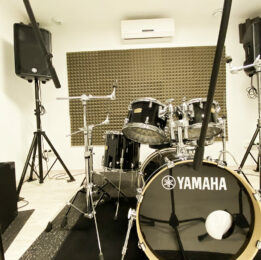 Studio de répétition musique avec matériel Yamaha et Fender – Ze Local